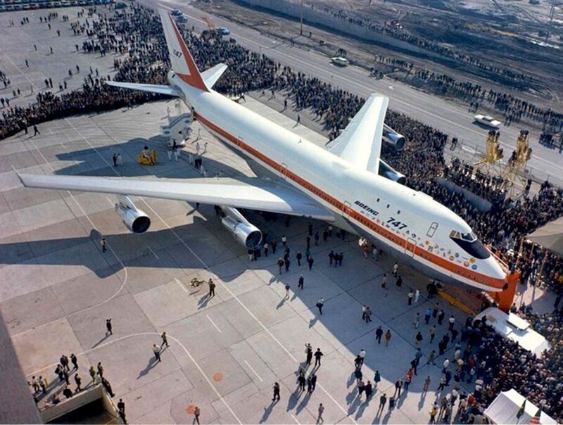 30 сентября 1968 года на заводе Boeing в Эверетте, штат Вашингтон выкатили первый Boeing 747, получивший название «Город Эверетт». Был зарегистрирован как N7470 и имел серийный номер Boeing 20235. Самолет с внутренним обозначением RA001