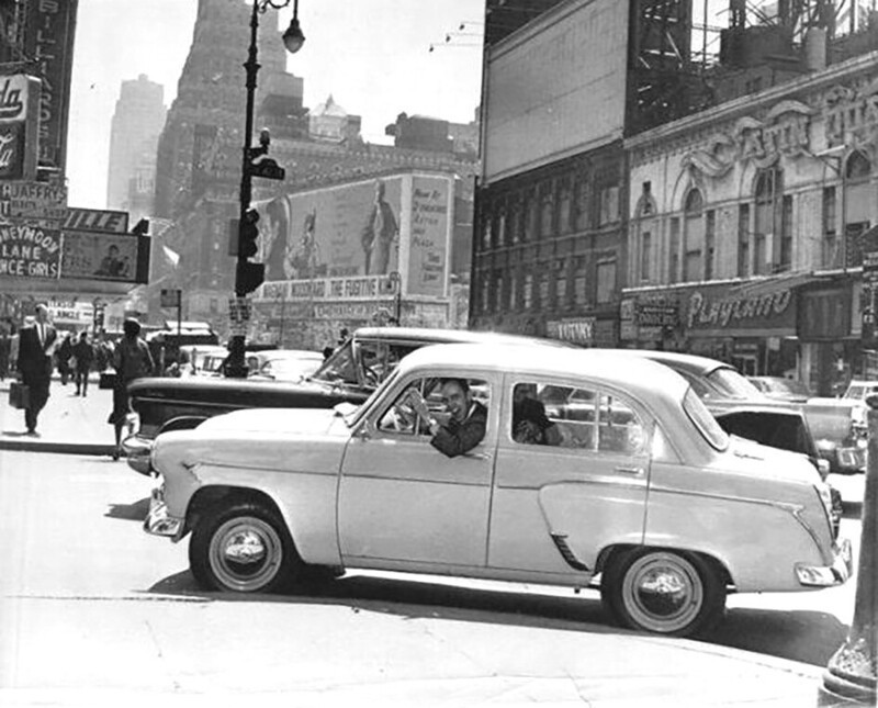 Наши Москвичи на улице в Нью–Йорке, 1960-е годы