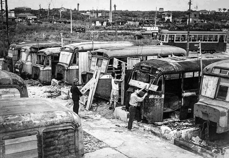 Строительство жилья. Токио, 1946 год. В 1945 году Токио был уничтожен на 40% авиацией США. Многим пришлось искать крышу над головой. Списанные автобусы вполне подходили на роль временного жилья.