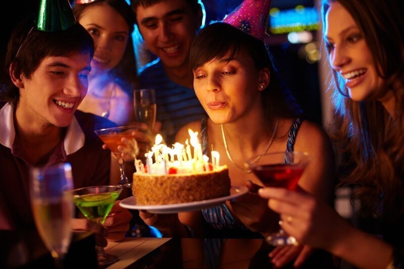 В группе из 23 людей вероятность того, что у двоих из них будет день рождения в один день, превышает 50%