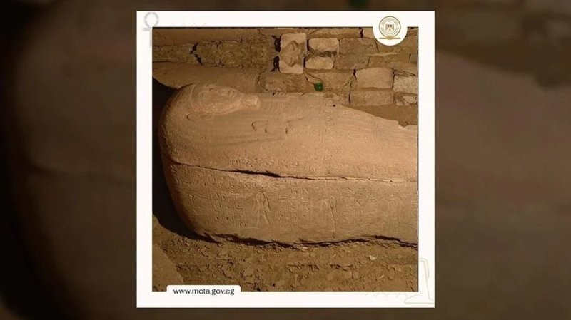 В Саккаре найден 3300-летний саркофаг египетского «хранителя пирамид» из розового гранита
