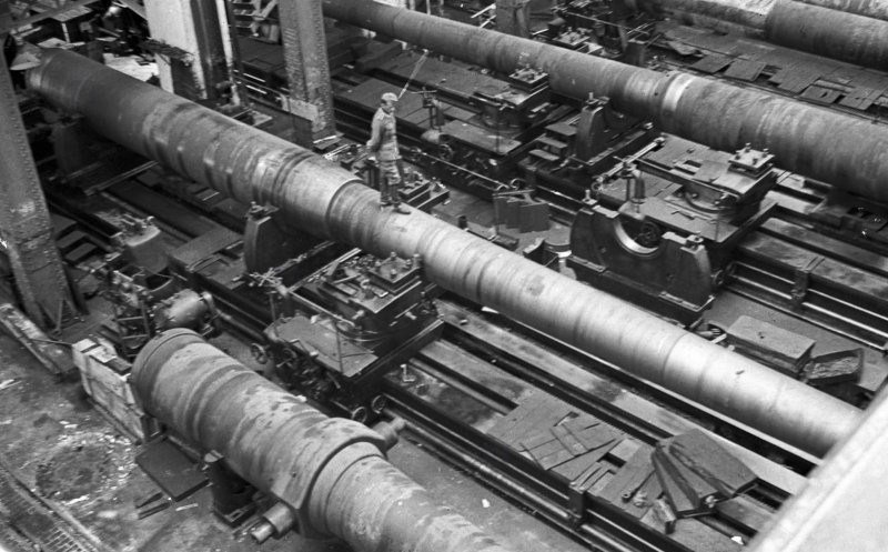 Немец на 380-мм орудии, предназначенном для линкора Жан Бар, на заводе в Рюэле