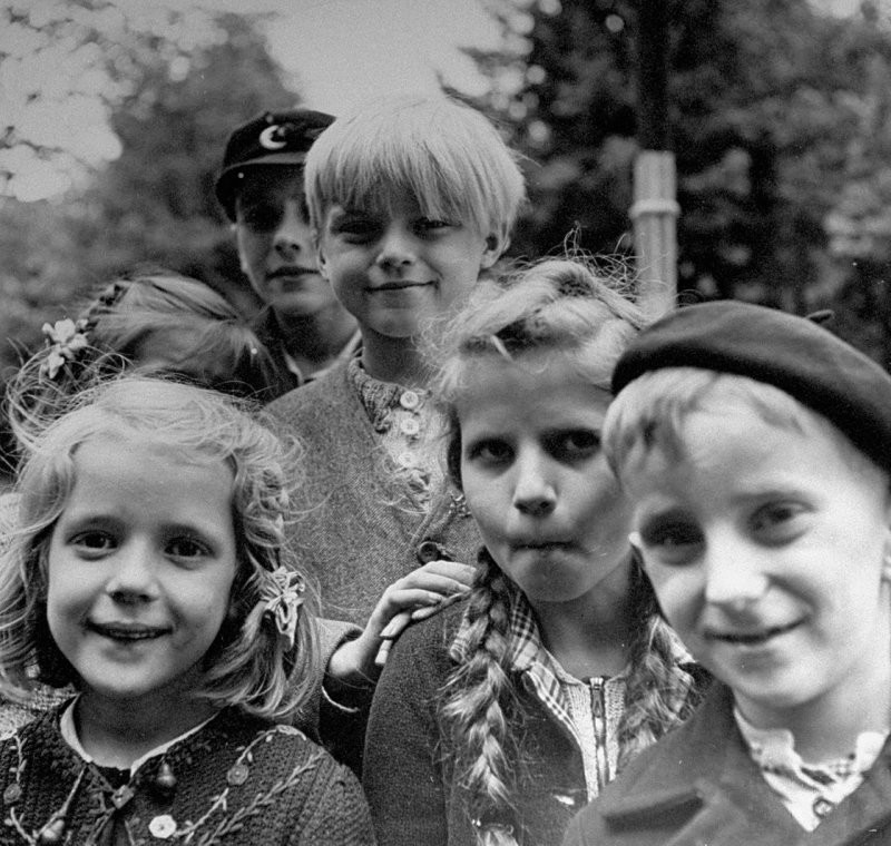 Берлинские дети, позирующие советскому фотографу. 1945-й год