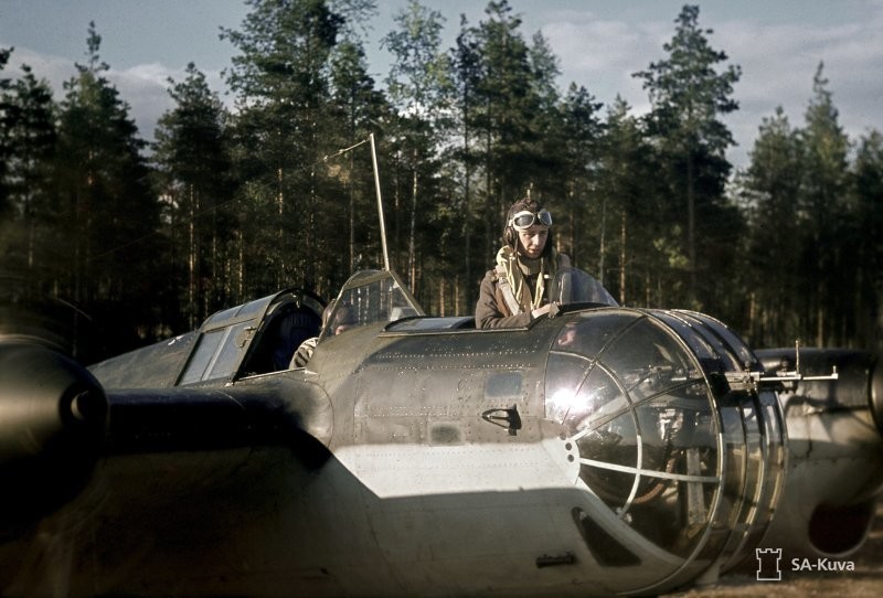 Трофейный бомбардировщик советского производства СБ-2М-103 из состава 2-го звена 6-й эскадрильи морской авиации финских ВВС на аэродроме Нуммела перед вылетом. Июнь 1944-го года