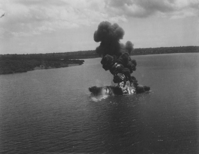 Пылающая японская нефтяная баржа, подожжённая атаками штурмовиков Бристоль «Бофайтер» из 31-й австралийской эскадрильи. Бухта Тено (Tenau Harbour), Индонезия