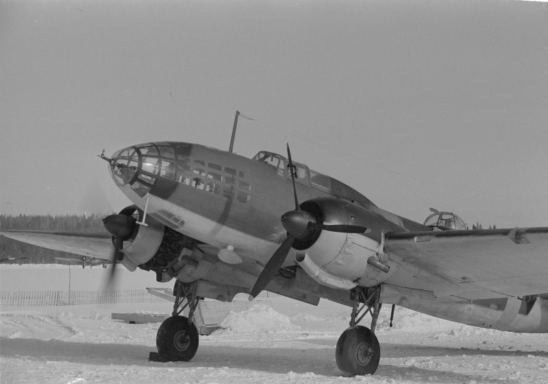 Прогон правого мотора М-88 на финском бомбардировщике советского производства Ил-4 во время планового ремонта на аэродроме Луонетярви (Luonetjärvi)