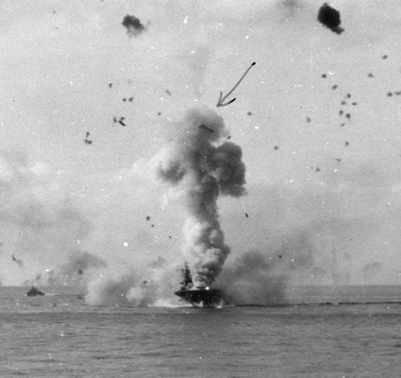 Взрыв на американском авианосце "Энтерпрайз" в результате атаке камикадзе. 14 мая 1945-го года
