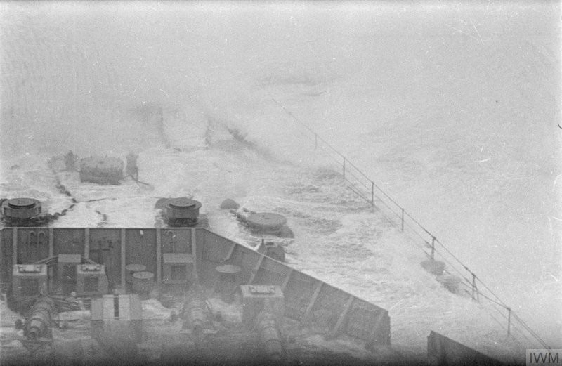 Заливание в штормовую погоду на линкоре "Кинг Джордж V" во время перехода в США, январь 1941-го года