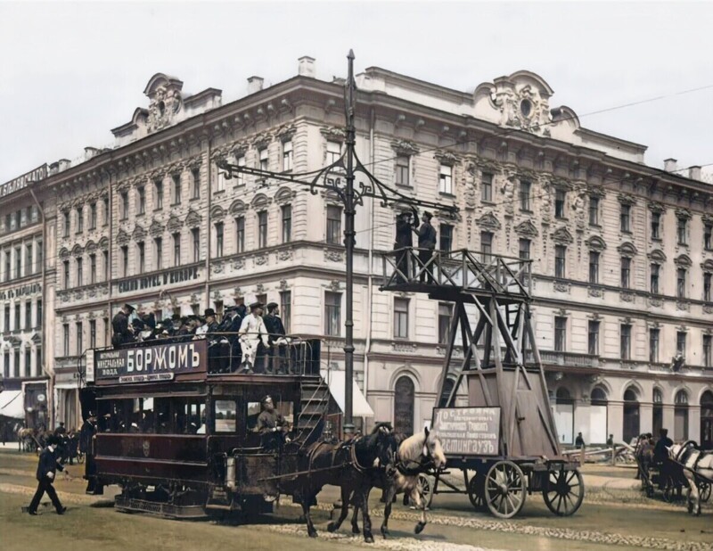 Работы по укреплению электропроводов для трамвайного движения на Невском проспекте, 1907 год.