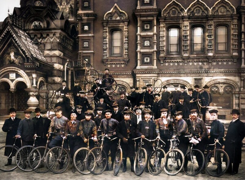 Велосипедисты общества "Маяк" у храма Воскресения Христова, 1906 год.