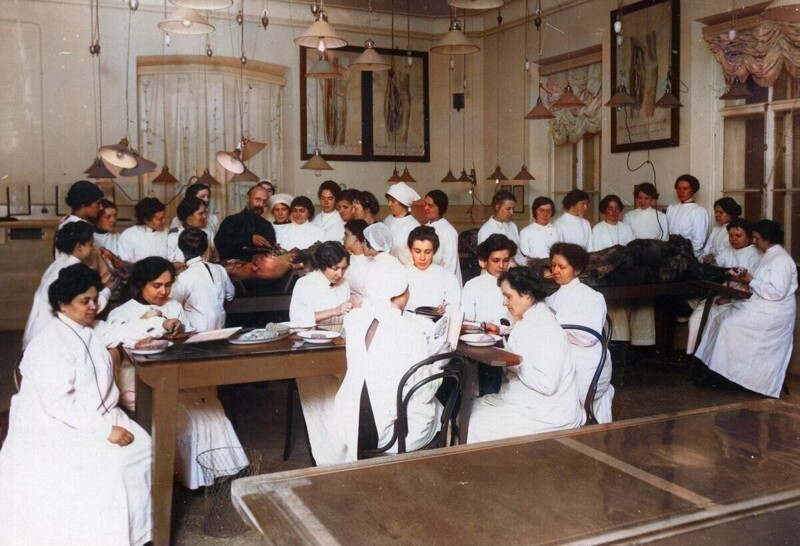 В прозекторской женского медицинского института, 1900-1913 год.