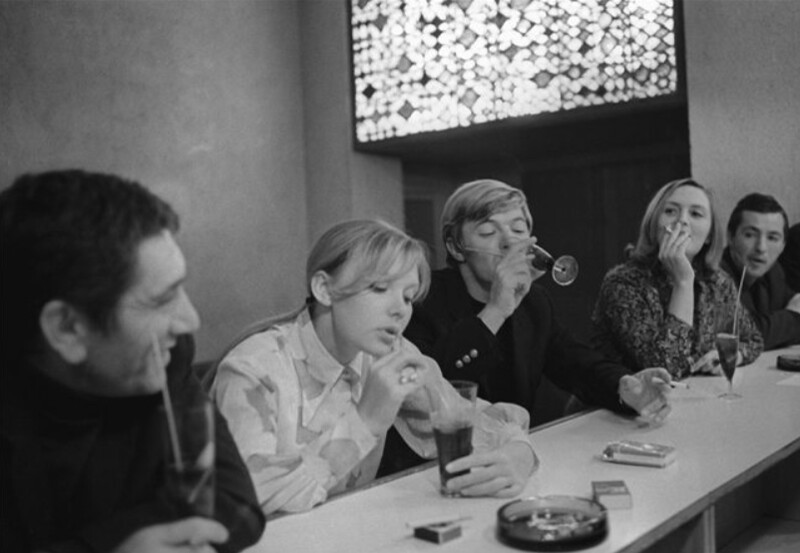 Армен Джигарханян, Людмила Савельева, Александр Збруев отдыхают в кафе в перерыве между съемками фильма «Чайка», 1970 год
