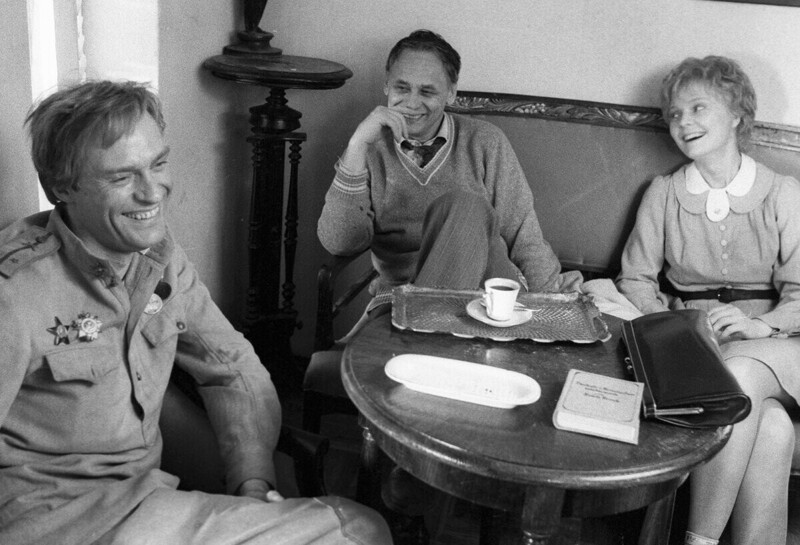 Борис Щербаков, Владимир Наумов и Наталья Белохвостикова отдыхают в перерыве между съемками фильма «Берег», 1983 год