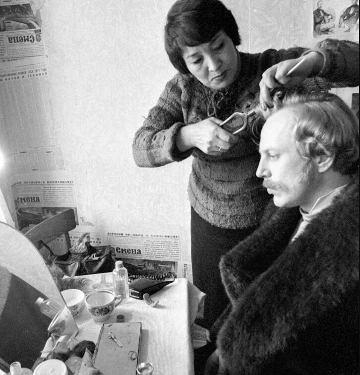 Гример поправляет прическу актеру Юрию Богатыреву во время съемок фильма «Несколько дней из жизни Обломова», 1979 год