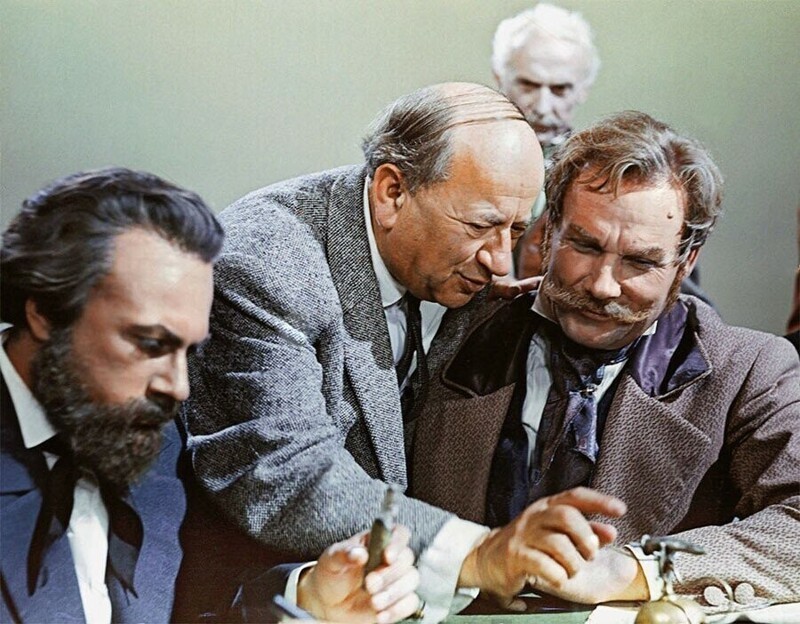 Режиссер Григорий Рошаль дает указания актерам во время съемок кинофильма «Год как жизнь», 1964 год