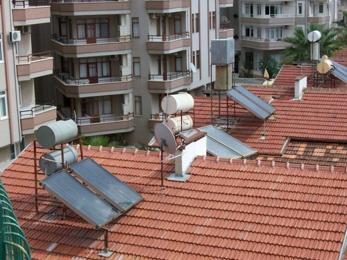 Подогрев воды турция. Солнечные батареи в Турции. Солнечные батареи в Турции на крышах. Бочки на крышах в Турции. Крыши домов в Турции.