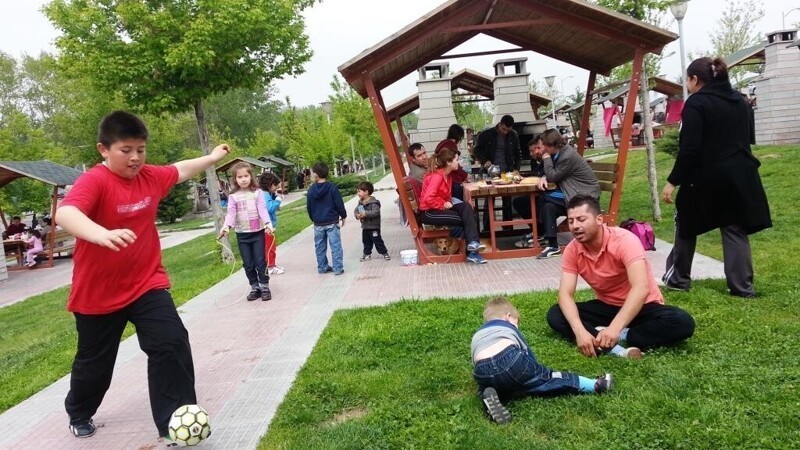 Турки очень любят пикники. По выходным в парках можно увидеть целые семьи. Люди приносят с собой все, что нужно для барбекю : от коврика до гриля и небольшой чайной плиты