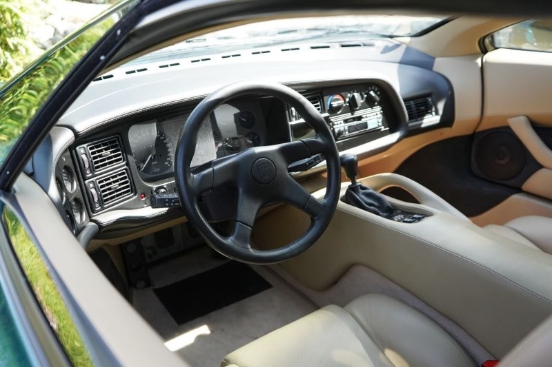 Культовый суперкар Jaguar XJ220 с небольшим пробегом ищет нового владельца