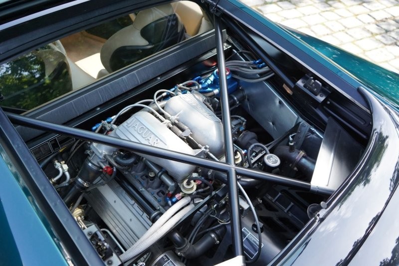 Культовый суперкар Jaguar XJ220 с небольшим пробегом ищет нового владельца