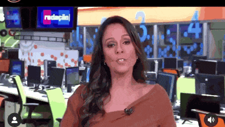 Пока она что-то вещает