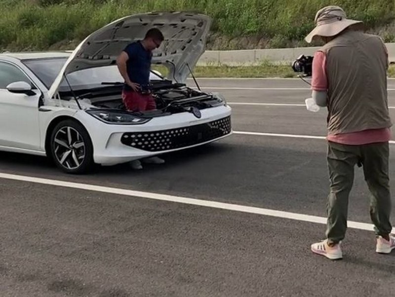 Китайский блогер растянул Volkswagen до впечатляющих трёх метров в ширину