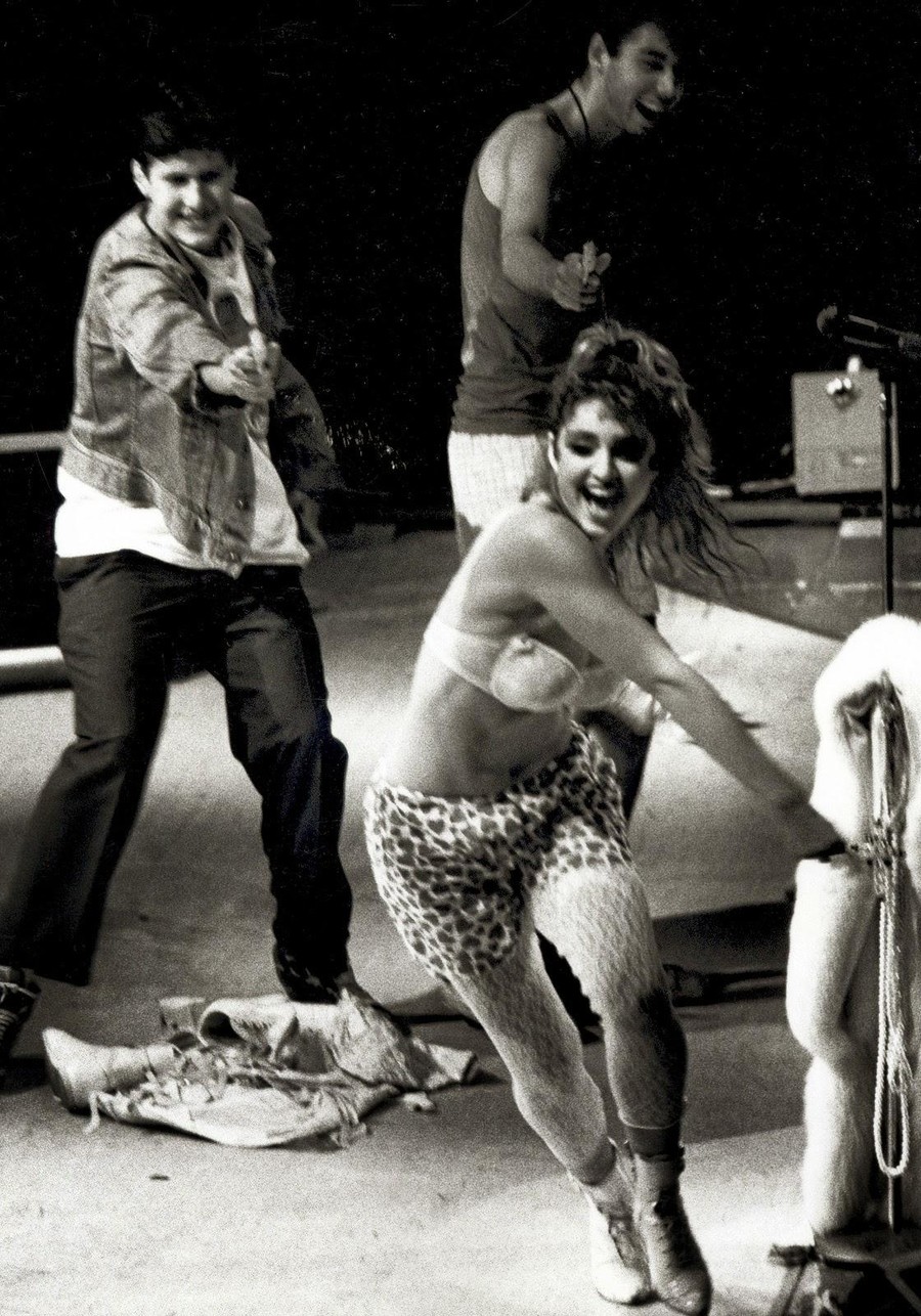 16. Участники группы Beastie Boys стреляют в Мадонну из водяных пистолетов после ее выступления в Мэдисон-Сквер-Гарден, 1985 год