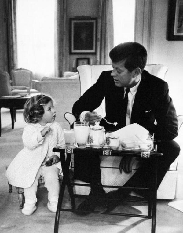 11. Джон Ф. Кеннеди на торжественном чаепитии со своей дочерью Кэролайн, примерно 1960 год