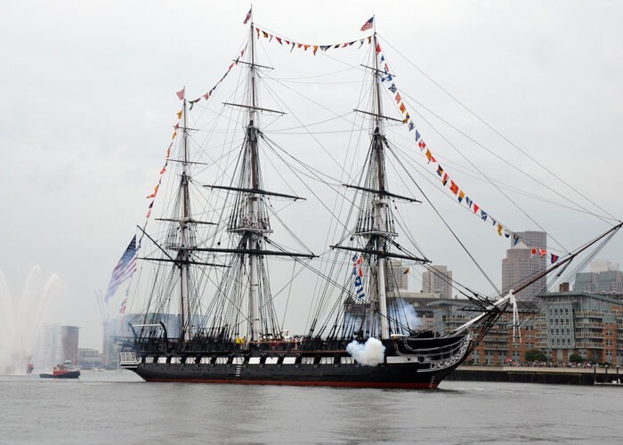 USS Constitution - самый старый корабль в мире из все еще находящихся на плаву. Его построили в 1790-х годах, но он до сих пор числится в составе американского флота