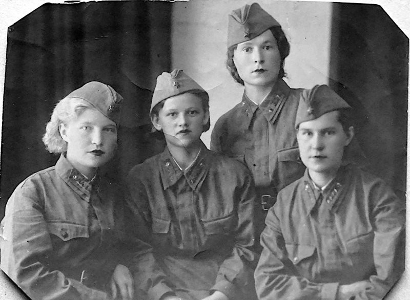 Группа девушек - сандружинниц , мобилизованных в первые дни войны, перед отправкой на фронт. Саратов 1941 г.