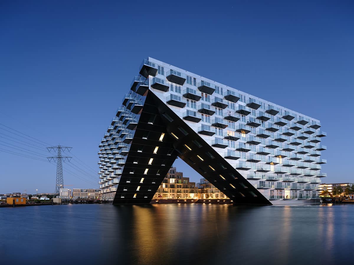 Проект многоквартирного дома в Амстердаме, напоминающего нос корабля над водой