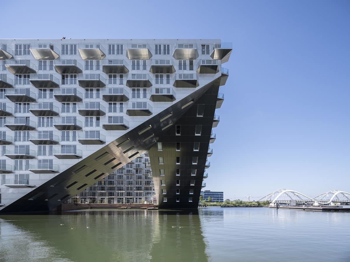 Проект многоквартирного дома в Амстердаме, напоминающего нос корабля над водой