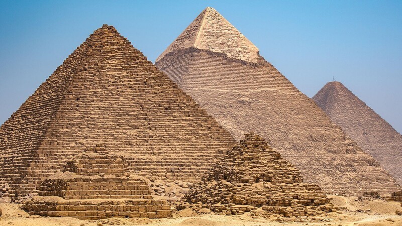 17. «Меня, как археолога, ничто так не волнует, как гипотеза о том, что монументальная архитектура, такая как пирамиды, - дело рук инопланетян»