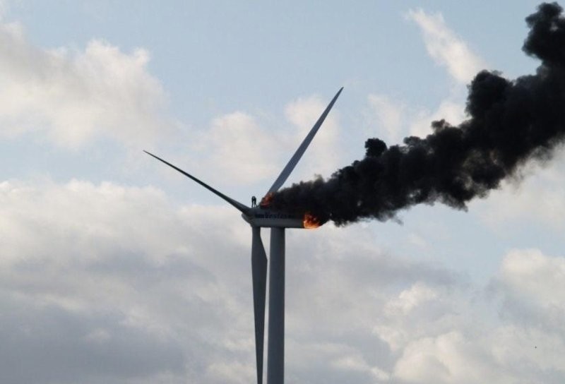 4. Два инженера обнимаются на горящем ветряке в Нидерландах, 2013 год