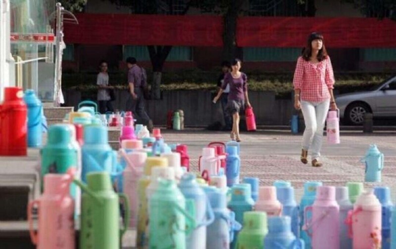 Китайцы всё время пьют горячую воду, они считают, что она помогает сохранить здоровье и улучшает самочувствие