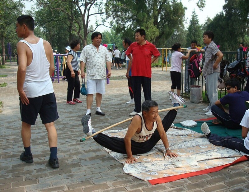 Коллективные занятия спортом на свежем воздухе помогают китайцам оставаться в форме