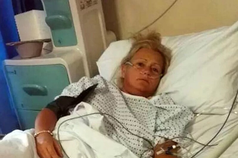 В Англии женщину госпитализировали после того, как собака испражнилась ей в рот