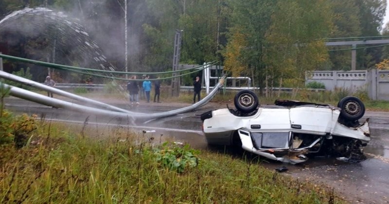 Авария дня. В Нижегородской области водитель манипулятора снёс трубопровод над проезжей частью