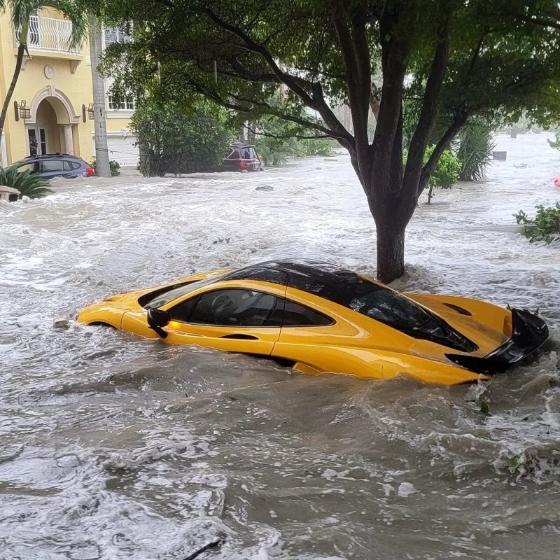 Грустное зрелище: гиперкар McLaren P1 смыло потоком воды во время урагана во Флориде