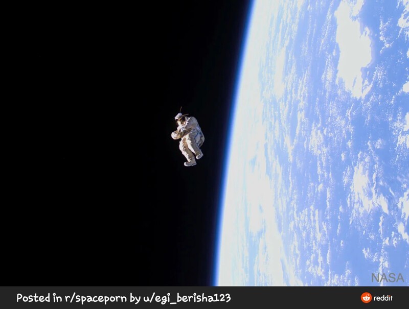 Сломанный скафандр летит рядом с МКС. Он летает в космосе уже 16 лет