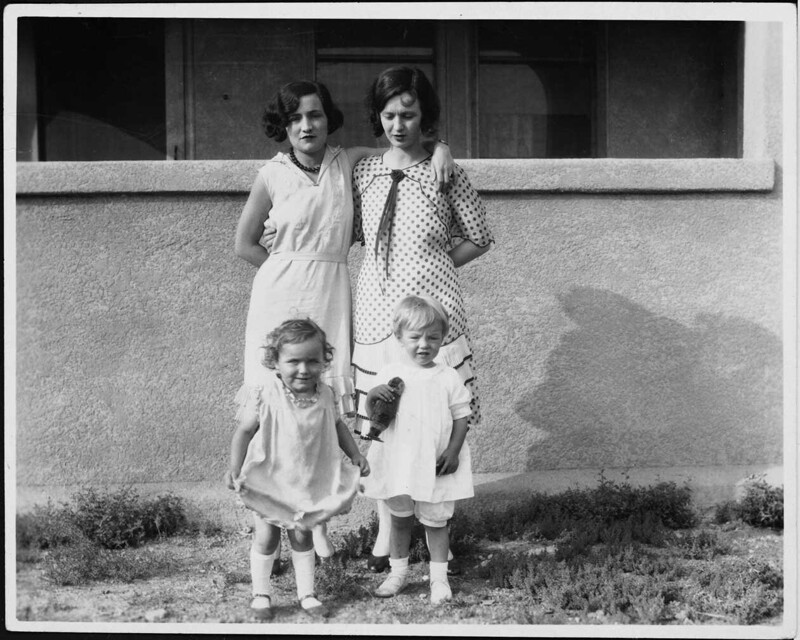 Норма Джин с матерью и друзьями семьи