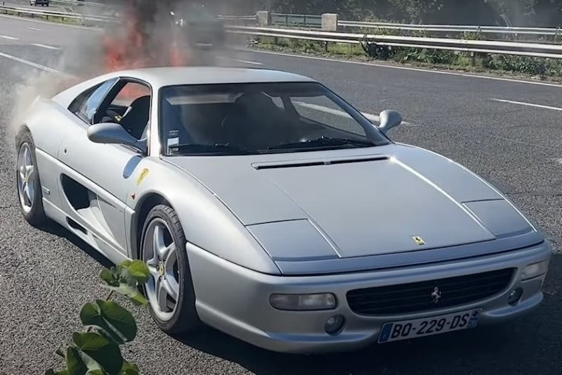 Ferrari F355 сгорел дотла во время поездки с потенциальным покупателем
