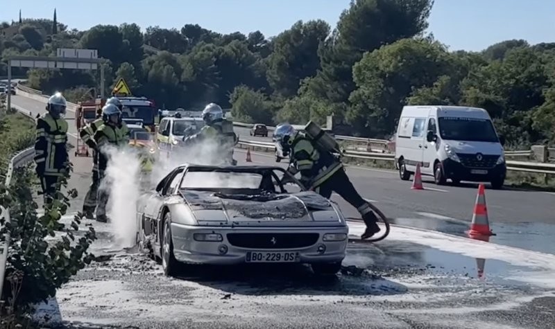 Ferrari F355 сгорел дотла во время поездки с потенциальным покупателем
