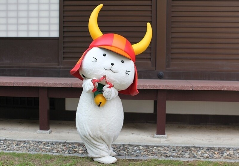 Хиконян - белый кот в самурайском шлеме, - талисман средневекового японского замка Хиконэ. По легенде, именно белый кот спас местного князя-даймё от удара молнии