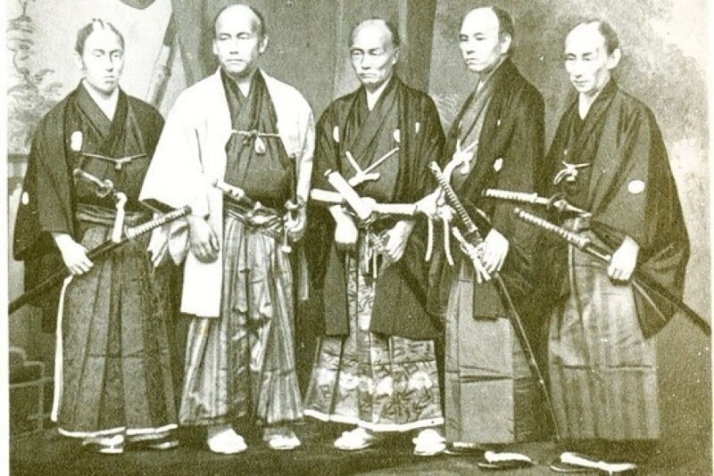 В 1860 году группа из 200 самураев отправилась в дипломатическую поездку в США. Они стали первыми японцами, покинувшими страну за более чем 200 лет