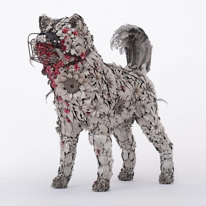 Японский художник делает скульптуры животных из металлических цветов