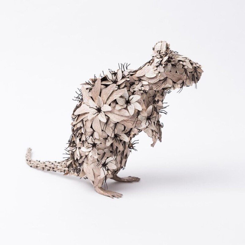 Японский художник делает скульптуры животных из металлических цветов
