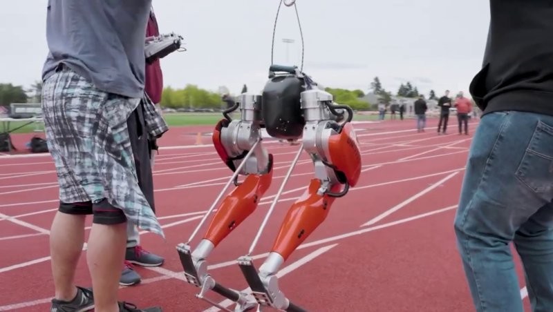Двуногий робот из США пробежал стометровку и попал в книгу рекордов Гиннеса