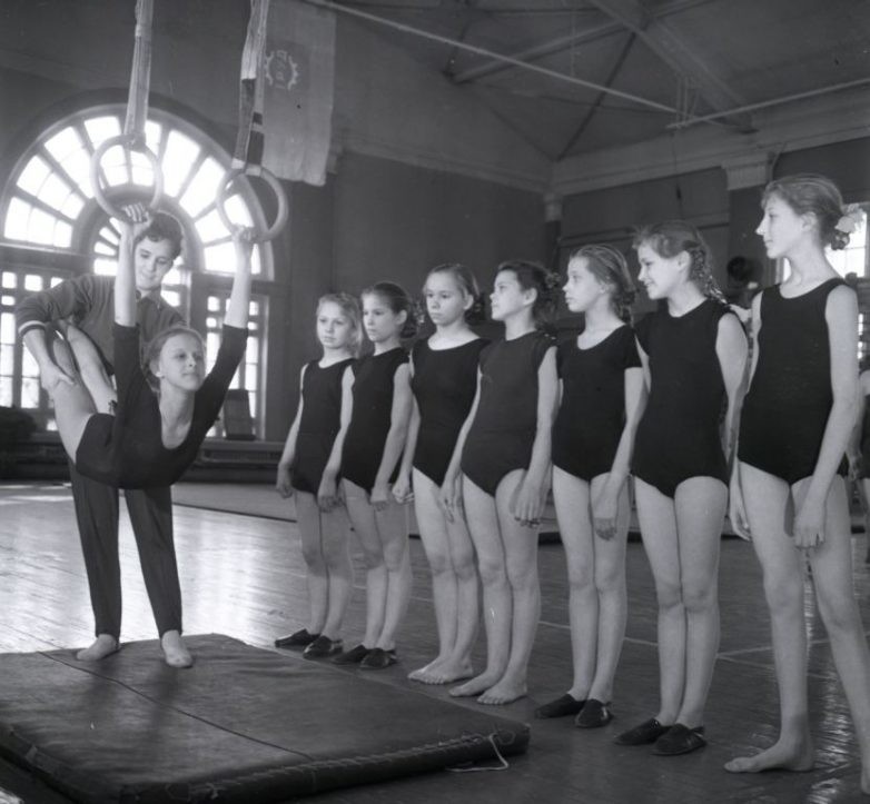 Занятия гимнастикой в обычной советской школе