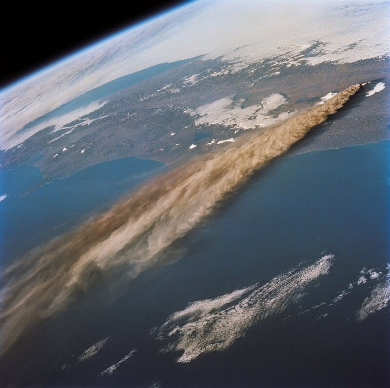 Извержение вулкана Ключевская Сопка в 1994 году, Россия, вид из космоса