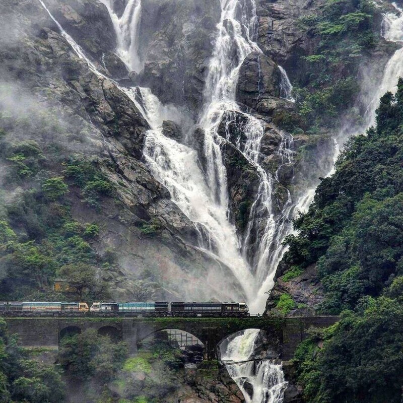 Железная дорога пересекает водопад Дудхсагар в Гоа, Индия